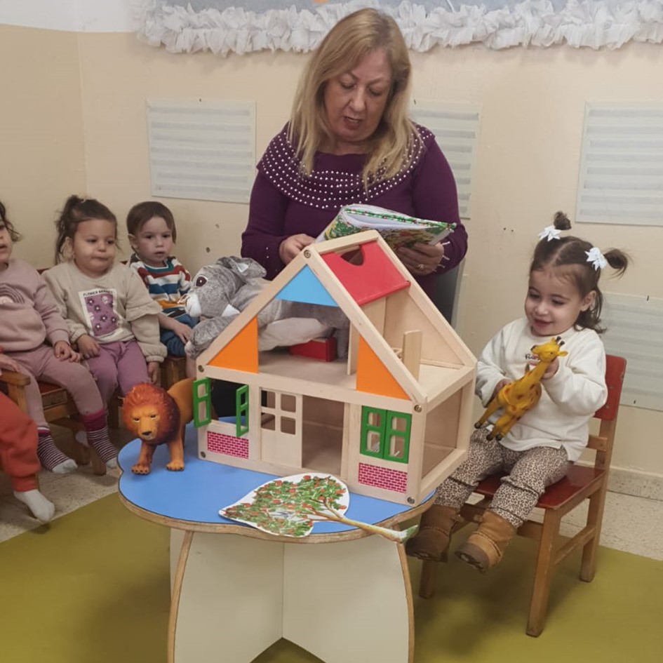 ילדים משחקים במעוןן הצור